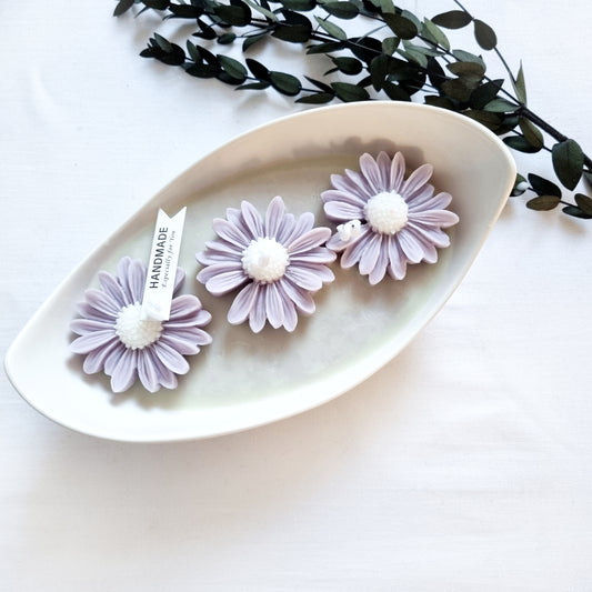 vegane Sojakerze mit Blüten in dekorativer Schiffschale